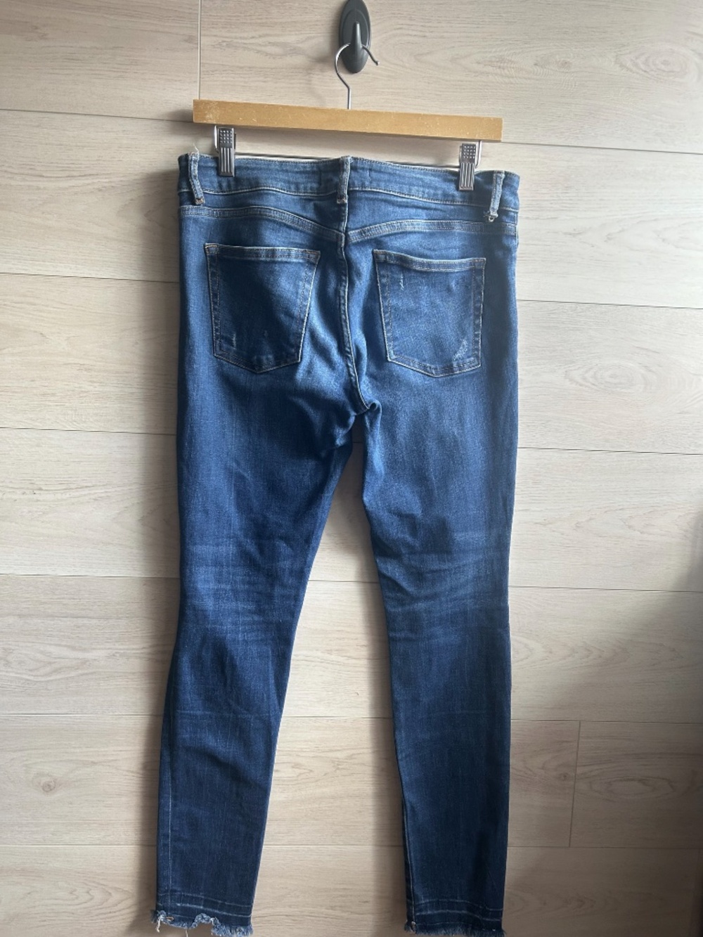 DL1961 Women's Distressed Skinny Jeans Size 28, Inseam 28 - Picture 4 of 6